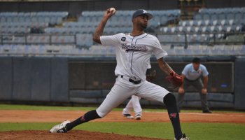 Luis Martínez lanzando Luis Martínez lanzando