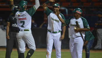Por segunda noche consecutiva, Samanes vuelve a conectar jonrón. Por segunda noche consecutiva, Samanes vuelve a conectar jonrón.