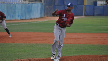 Luis Martínez lanzando Luis Martínez lanzando