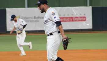 Centauros barrió a Delfines y acaricia los playoffs Centauros barrió a Delfines y acaricia los playoffs