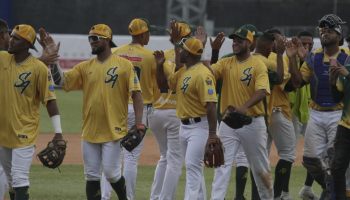 Samanes sacó su fuerza y se desquitó ante Delfines Samanes sacó su fuerza y se desquitó ante Delfines
