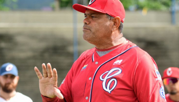Álex Delgado dirigió su primera práctica Álex Delgado dirigió su primera práctica