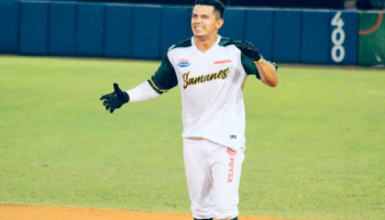 Yonathan Mendoza se vistió de héroe para darle el triunfo a Samanes Yonathan Mendoza se vistió de héroe para darle el triunfo a Samanes
