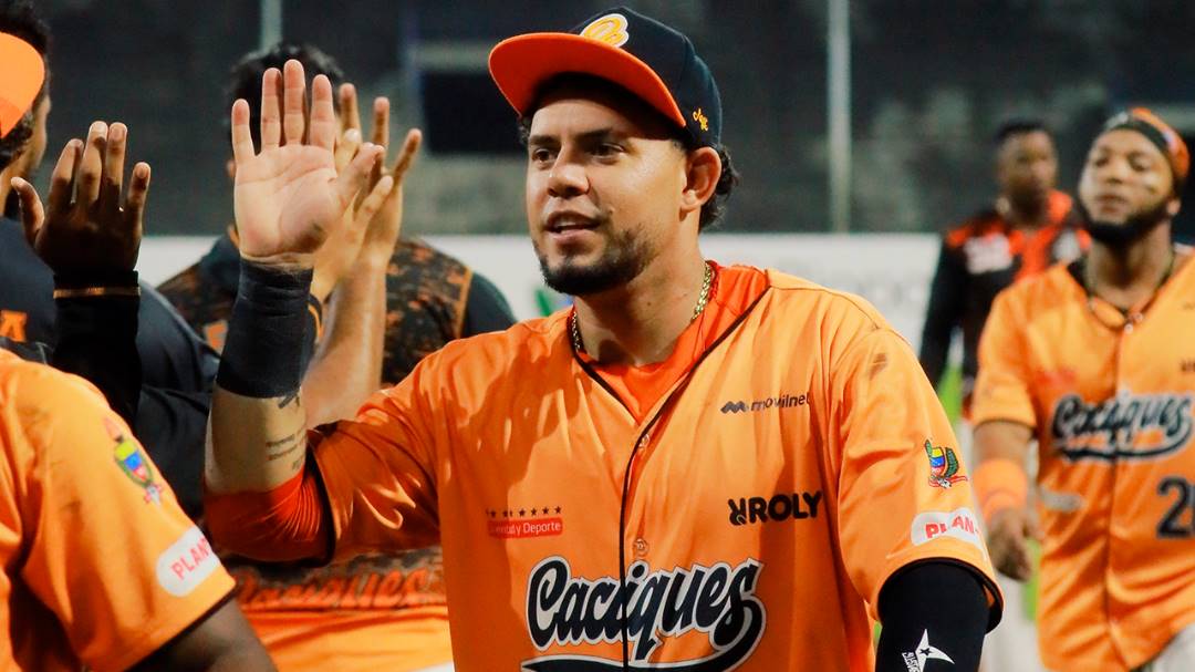 Edgmer Escalona lanzó una joya y guió a Caciques Edgmer Escalona lanzó una joya y guió a Caciques
