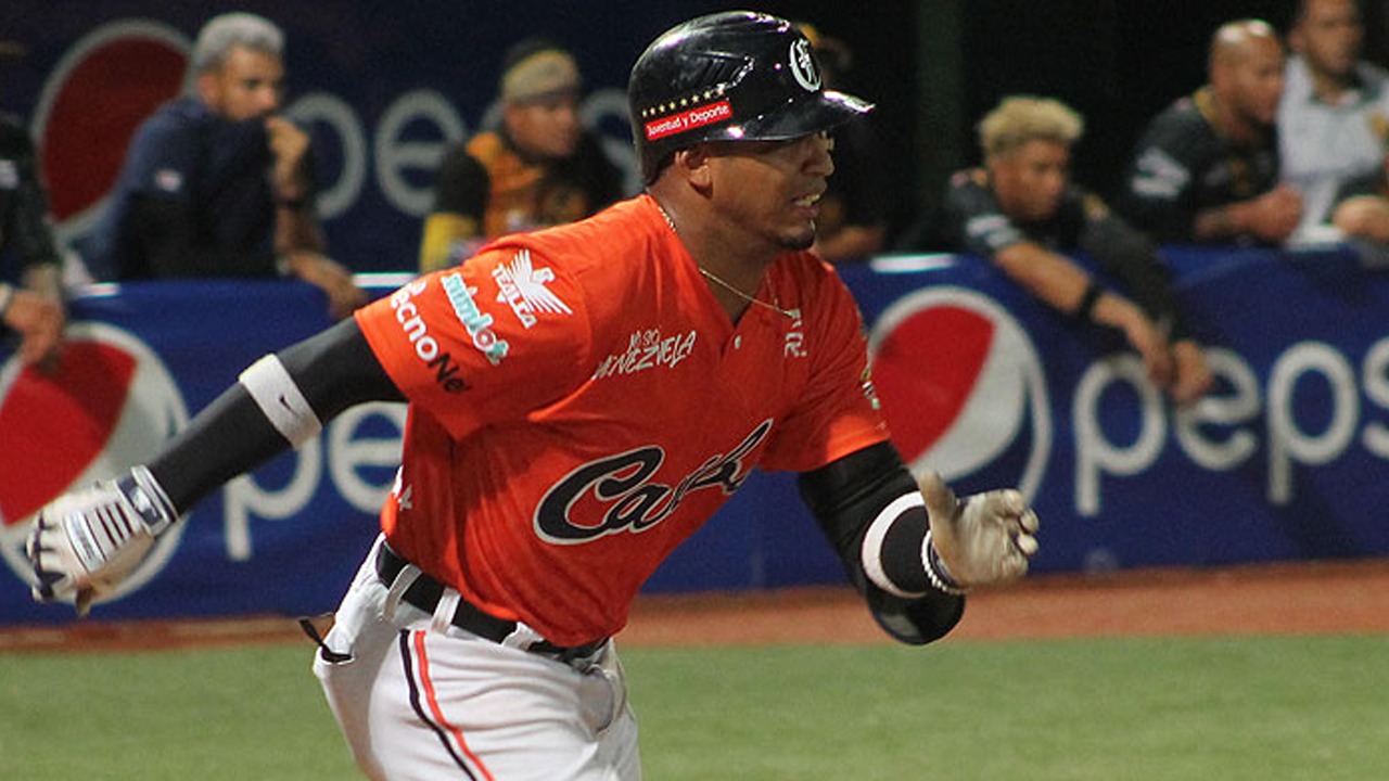 Senadores escogió a Roberto Chirinos en el Draft Semanal Senadores escogió a Roberto Chirinos en el Draft Semanal