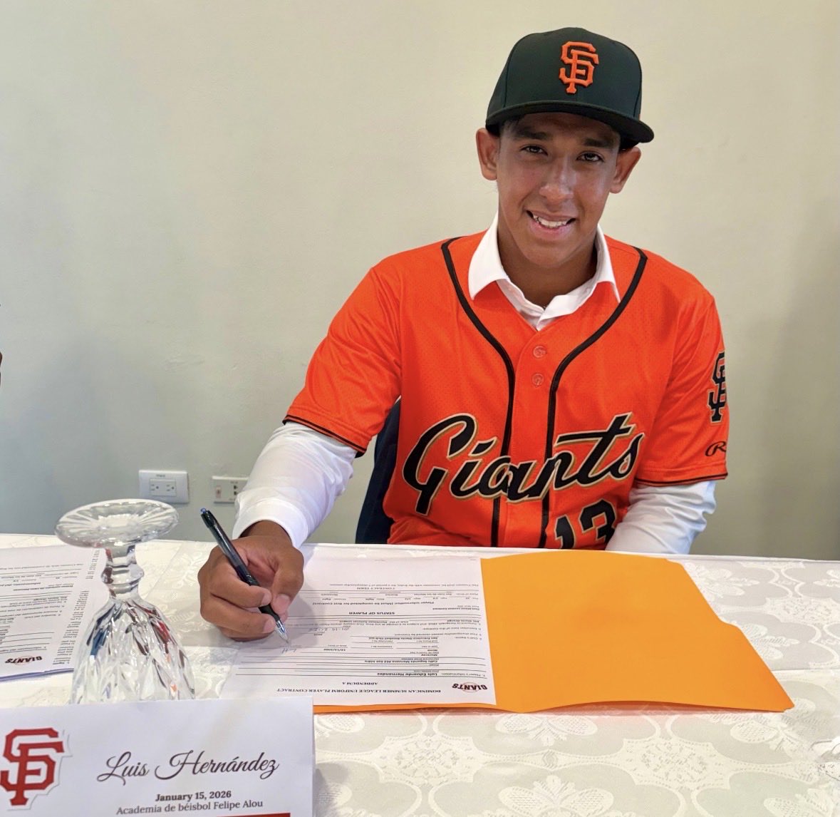 Luis Hernandez firma con los Gigantes
