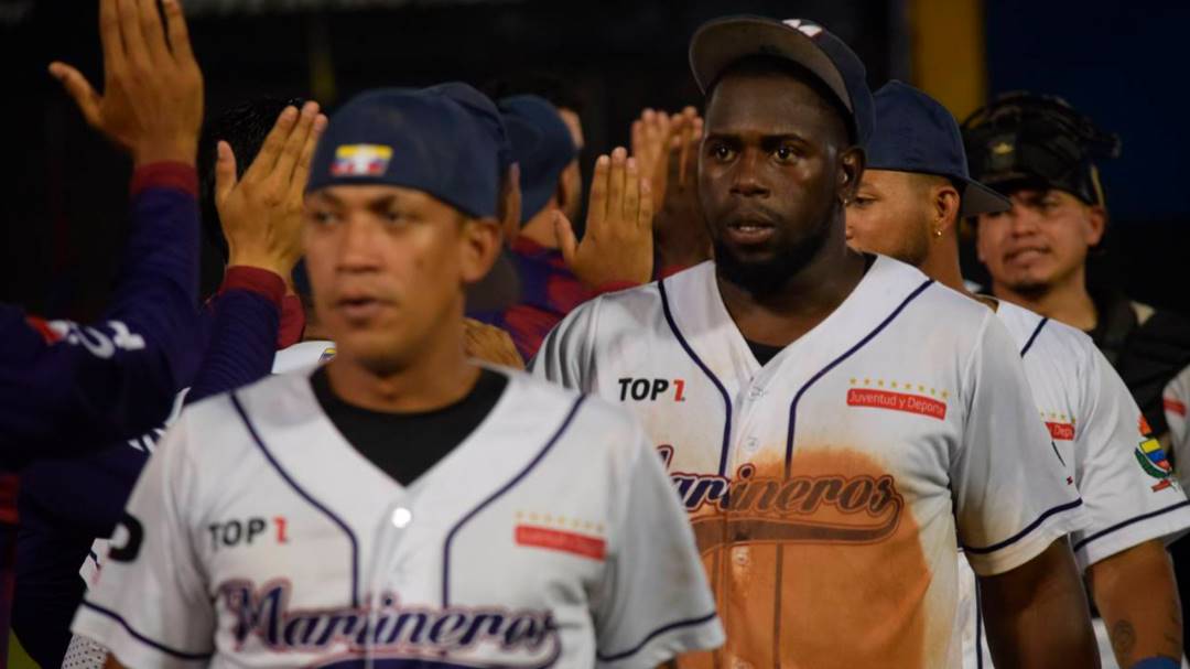 Yoel Yanqui bateó la escalera en victoria de Marineros ante Centauros Yoel Yanqui bateó la escalera en victoria de Marineros ante Centauros