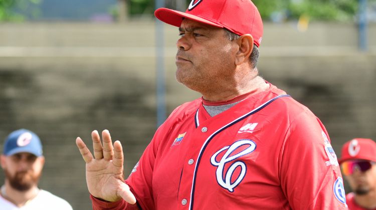 Álex Delgado dirigió su primera práctica Álex Delgado dirigió su primera práctica