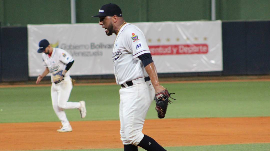 Centauros barrió a Delfines y acaricia los playoffs Centauros barrió a Delfines y acaricia los playoffs