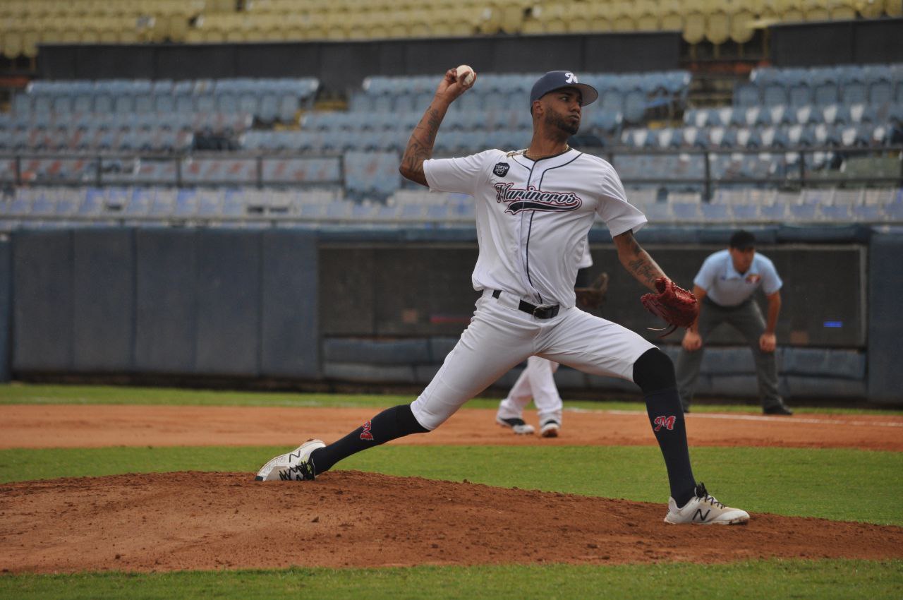 Luis Martínez lanzando Luis Martínez lanzando