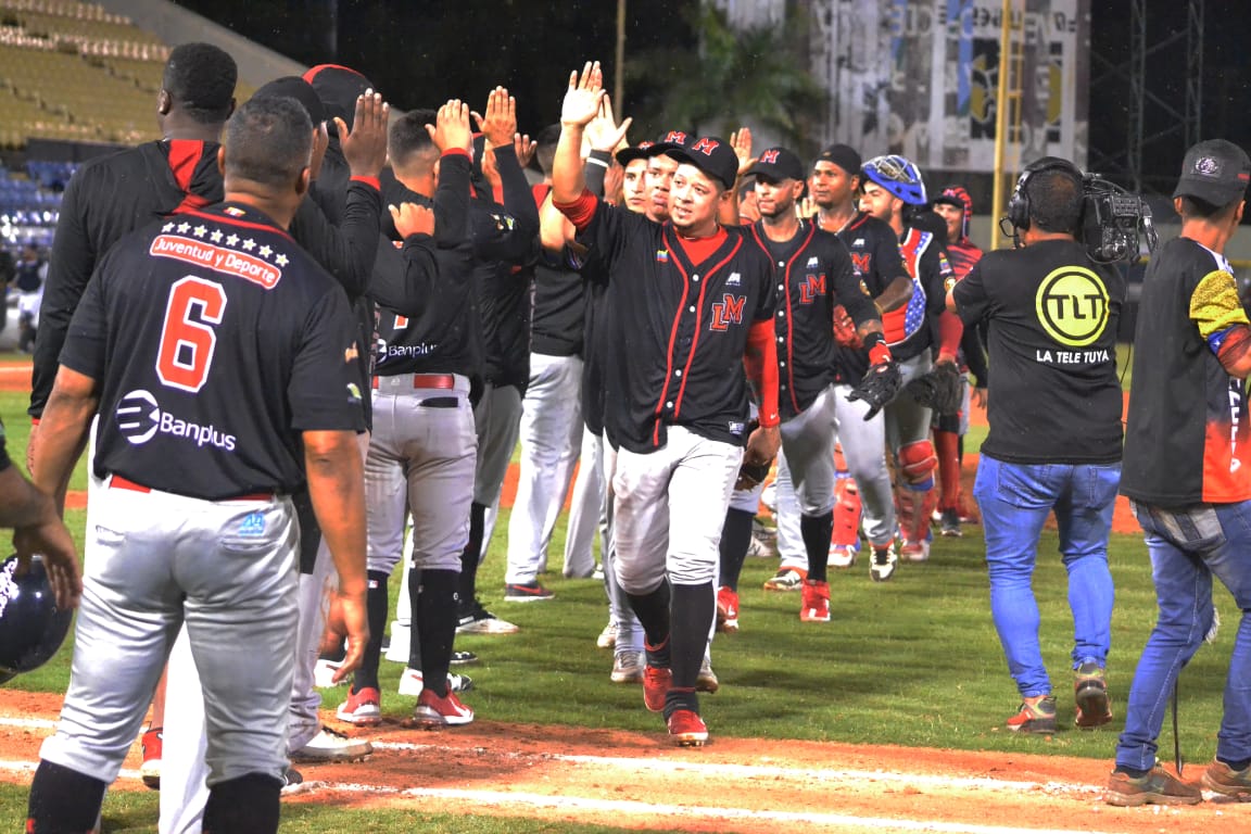 Remontada épica de Líderes los coloca a un paso de la final