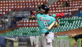 Delfines de La Guaira con 15 hit se apuntó su primer lauro de la postemporada. 