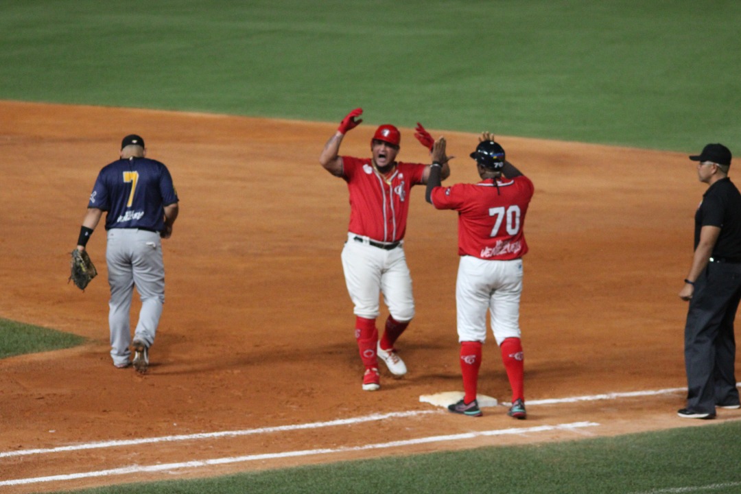 Oswaldo Arcia celebrando Oswaldo Arcia celebrando