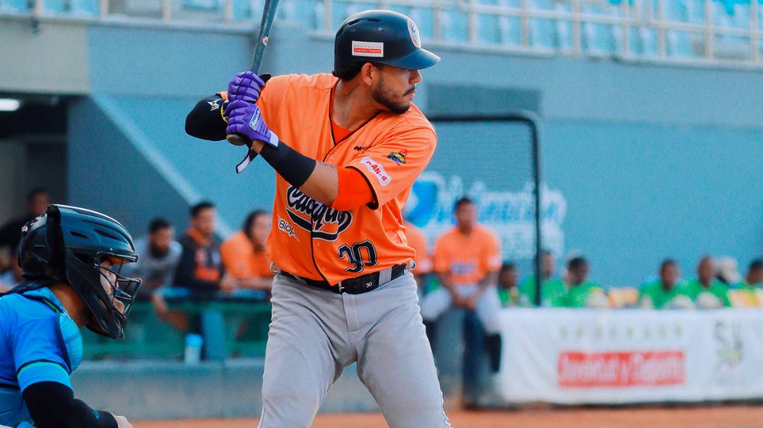 Gersel Pitre impulsó a Caciques para evitar barrida ante Delfines Gersel Pitre impulsó a Caciques para evitar barrida ante Delfines