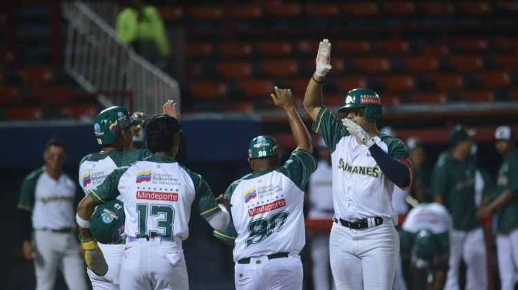 Samanes de Aragua por tercera vez en la campaña anota más de 10 carreras. Samanes de Aragua por tercera vez en la campaña anota más de 10 carreras.